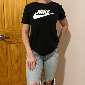 Women’s Nike tee white logo